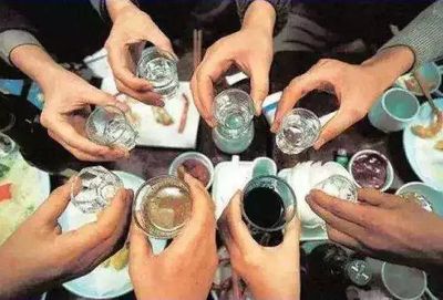 日飲半斤白酒，小伙竟現(xiàn)“女兒身”？揭秘酒精與激素的致命關(guān)聯(lián)